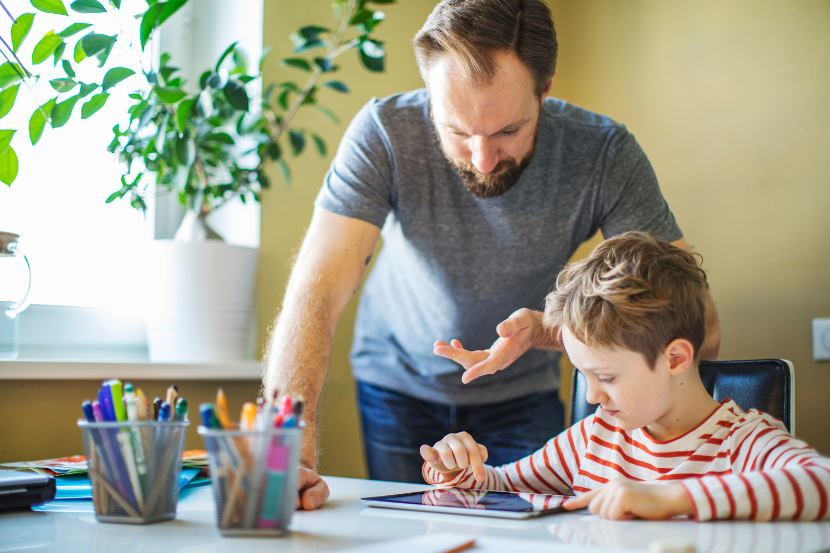 pai ajudando filho nos estudos