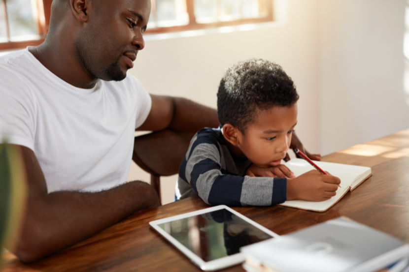 pai ajudando filho a estudar pela manhã
