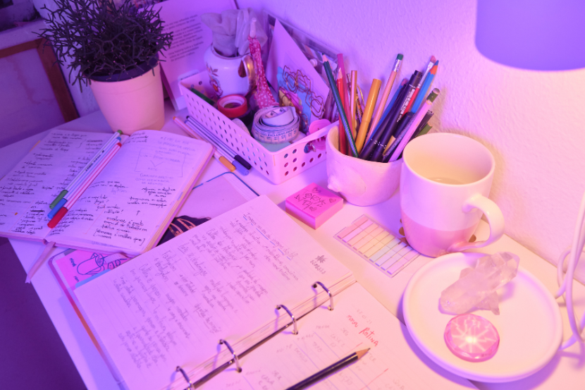 materiais de estudo na mesa iluminados durante a noite