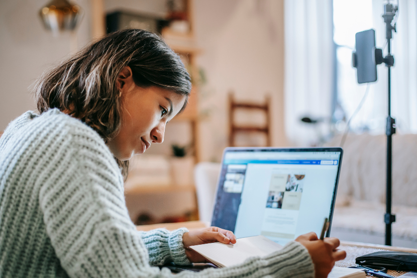 Plataforma MEC Enem menina estudando para o enem em plataforma digital de estudos