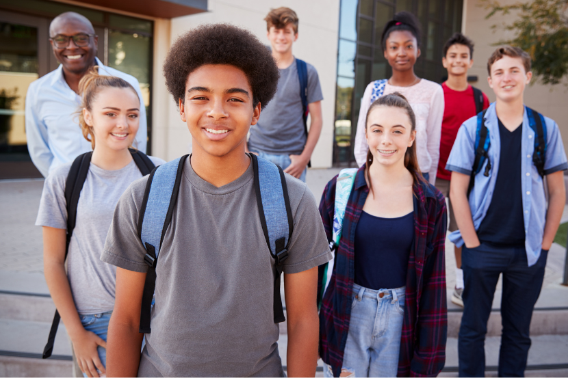o que é ensino médio integral alunos do ensino médio posando para a foto