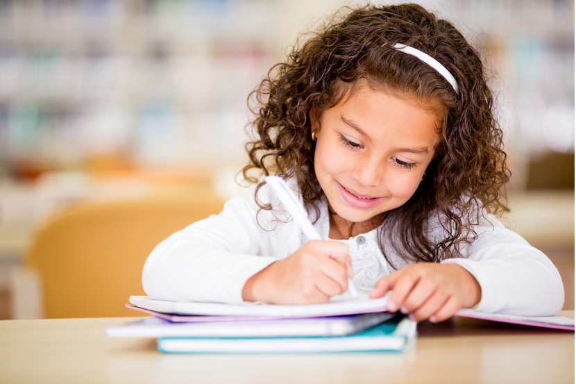 menina feliz estudando com bolsa de estudos