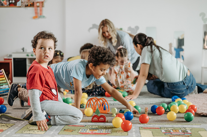 crianças brincando na creche com professoras