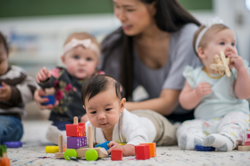 bebês na creche com cuidado da professora