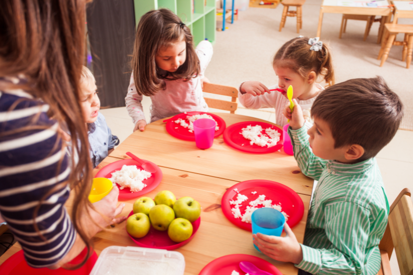 crianças em hora de alimentação na creche