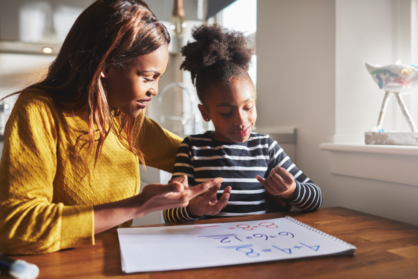 mãe ajudando filha a estudar para a prova de matemática