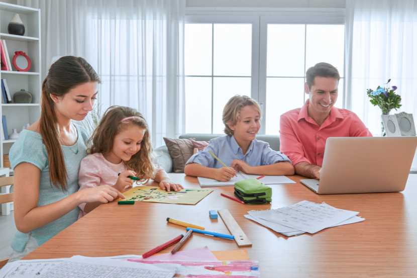 pais ajudando e incentivando filhos a estudarem para provas