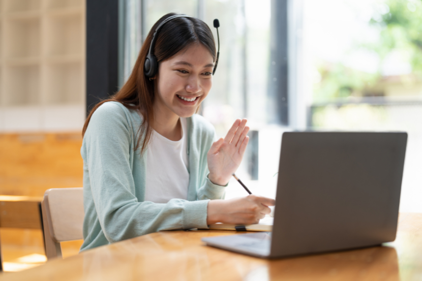 cursinho pré-vestibular menina fazendo curso pré-vestibular online