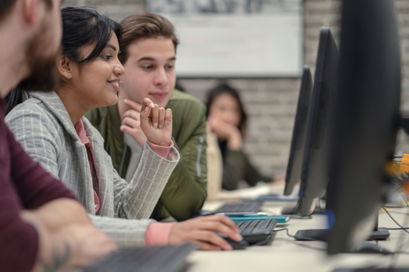 alunos estudando no computador