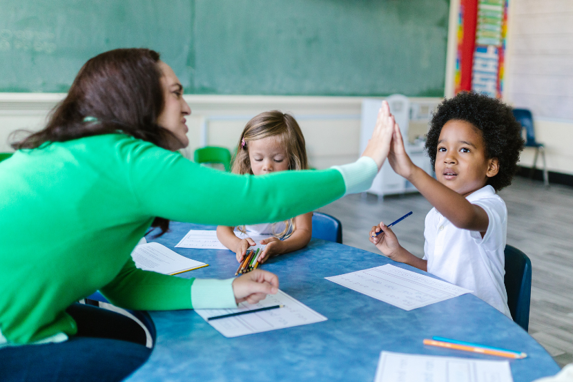 professora em sala de aula aplicando metodologia de ensino
