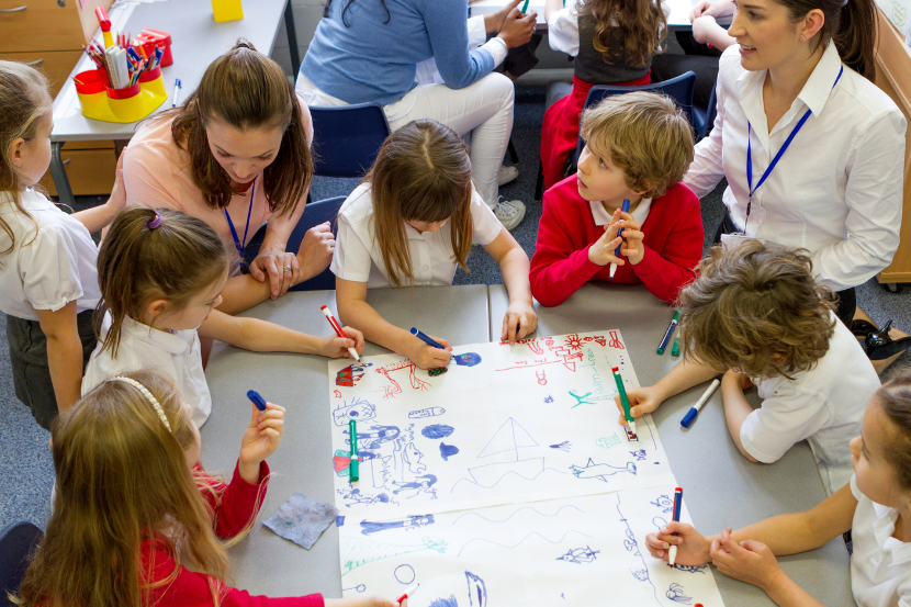 crianças fazendo atividade com tinta no sábado letivo