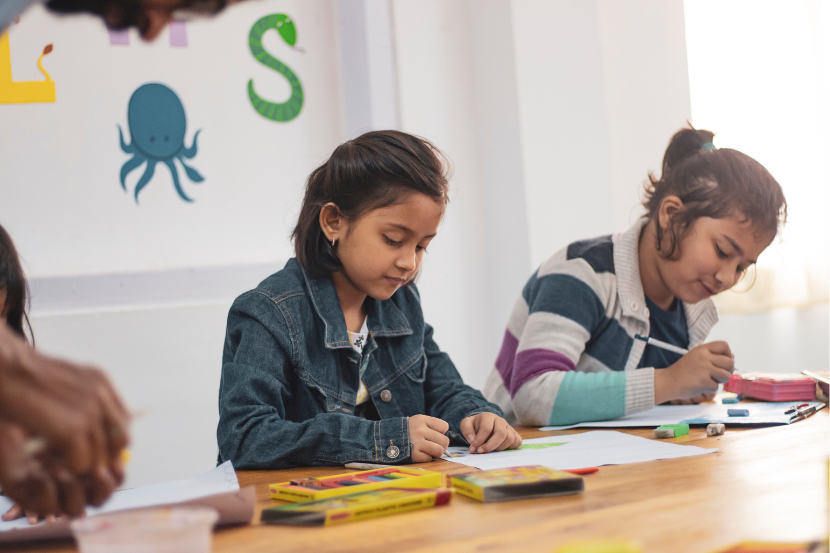 crianças na escola estudando no sábado letivo