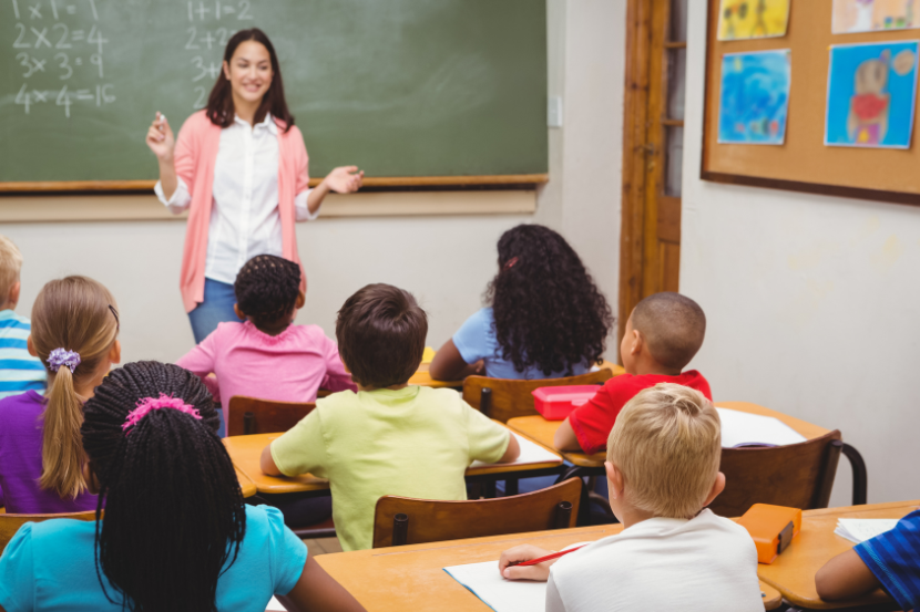 transferência de escola no meio do ano professora em sala de aula com alunos