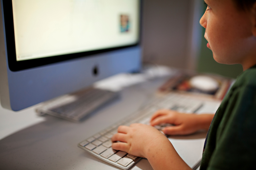 ECA Digital criança mexendo no computador