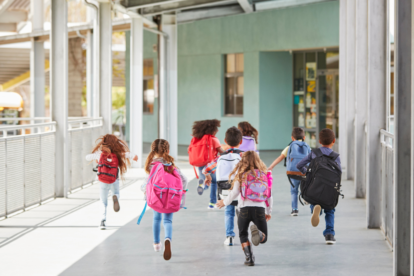crianças do Ensino Fundamental correndo na escola