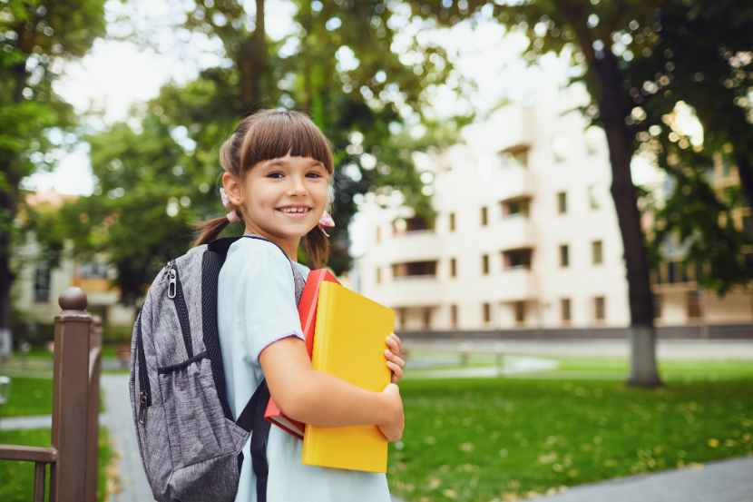 Transferência escolar menina chegando na escola nova