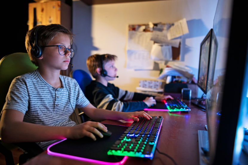 pré-adolescentes jogando no computador