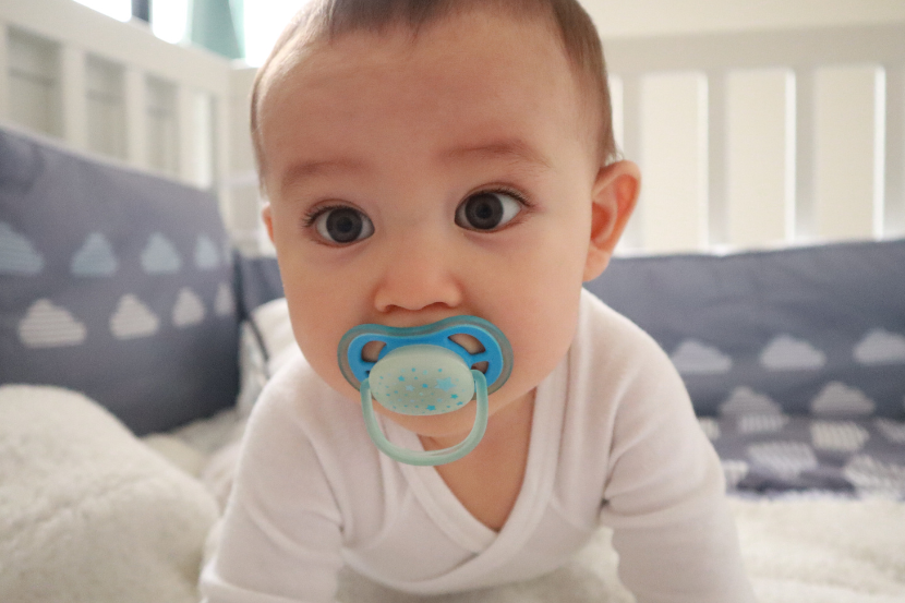 como tirar a chupeta bebê chupando chupeta