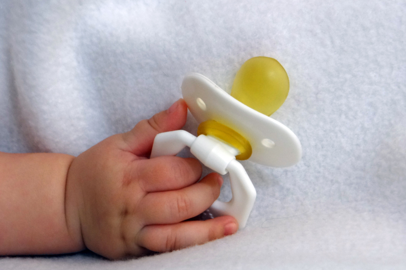 como tirar a chupeta criança segurando a chupeta