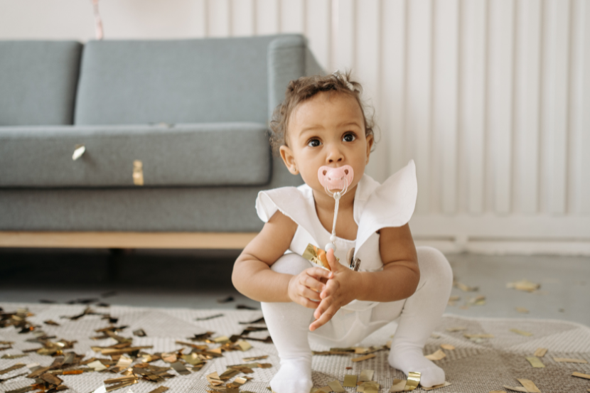 como tirar a chupeta criança brincando com chupeta na boca