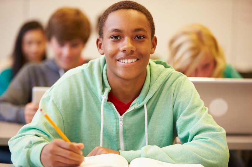 ensino médio integral aluno do ensino médio integral em destaque em sala de aula