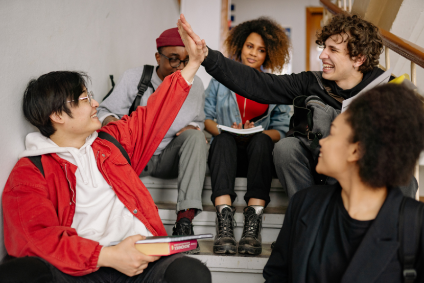 ensino médio integral alunos do ensino médio integral interagindo na escola