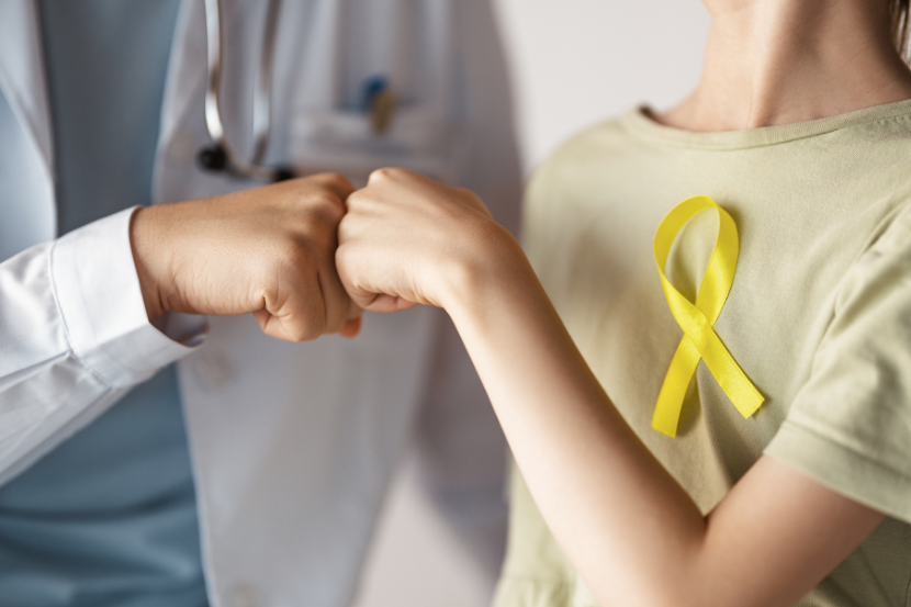 menina com fita amarela buscando ajuda com médico especialista