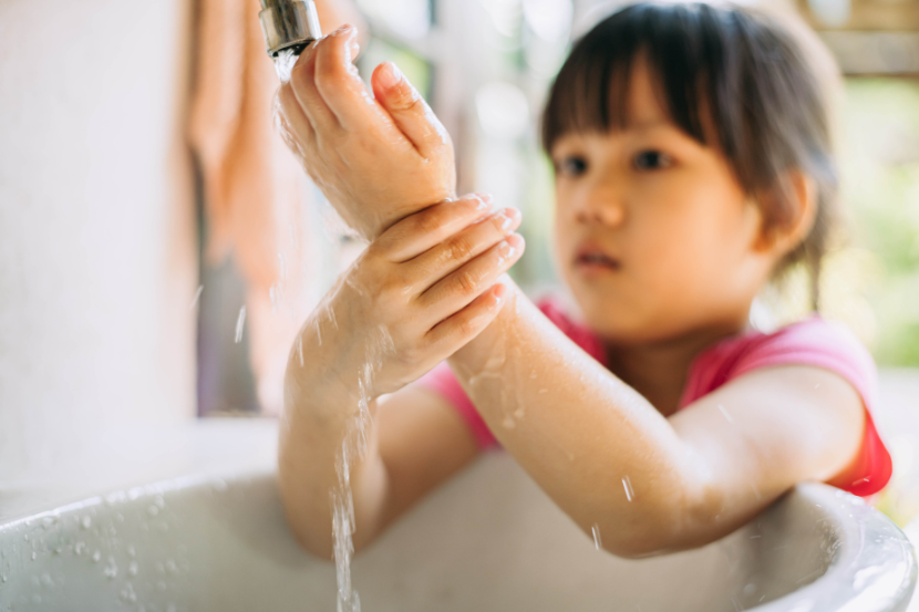 criança lavando as mãos