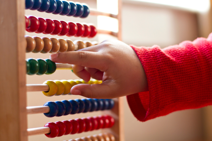 mão de criaça organizando o ábaco