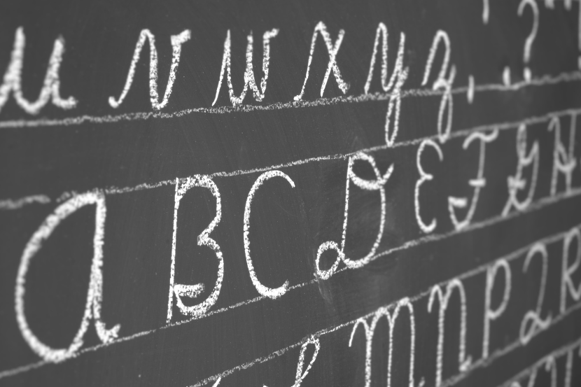 quadro negro com letras cursivas maiúsculas e minúsculas