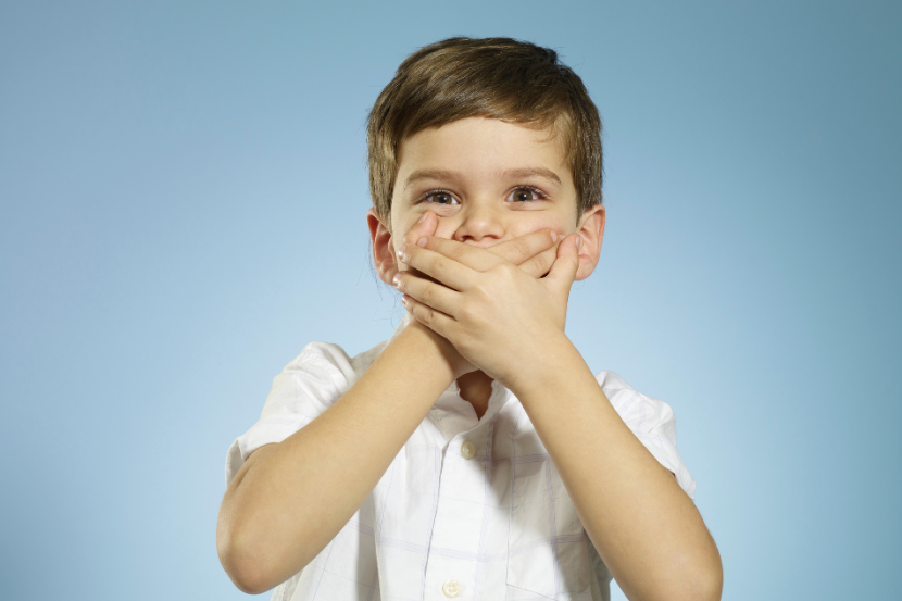 atraso na fala menino tapando a boca com as mãos