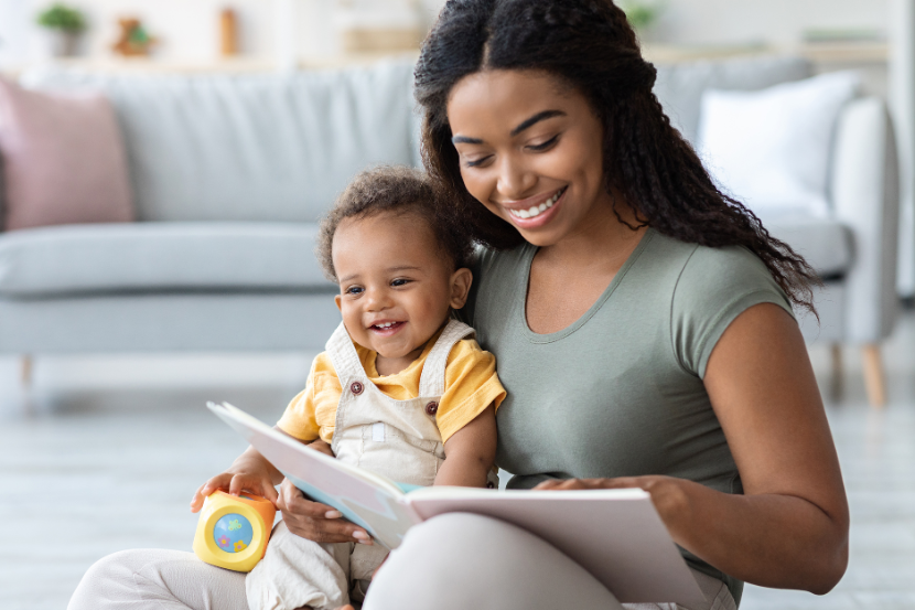 atraso na fala mãe lendo história para seu bebê