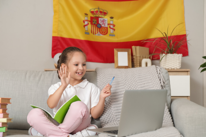 menina aprendendo espanhol online