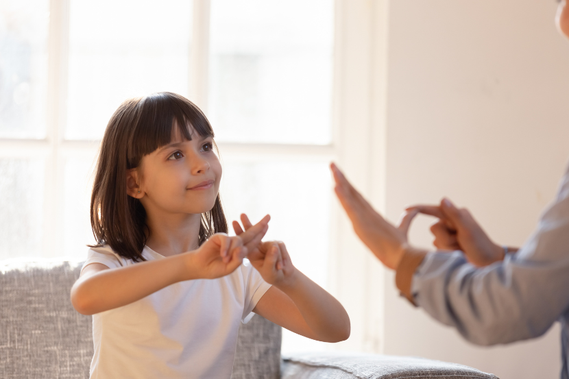 menina aprendendo libras
