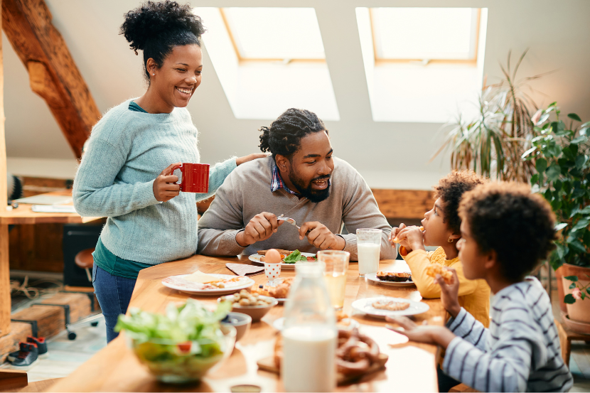 o que é comunicação não violenta família em volta da mesa conversando com comunicação não violenta