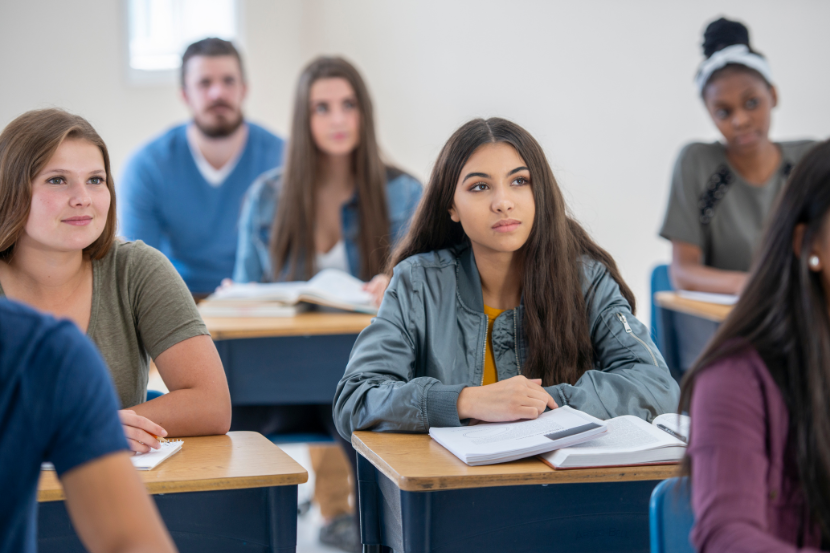 alunos do ensino médio aprendendo sobre cidadania na escola