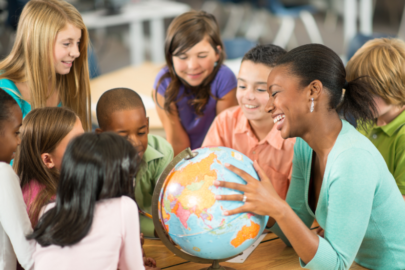 crianças aprendendo sobre cidadania e sustentabilidade na escola