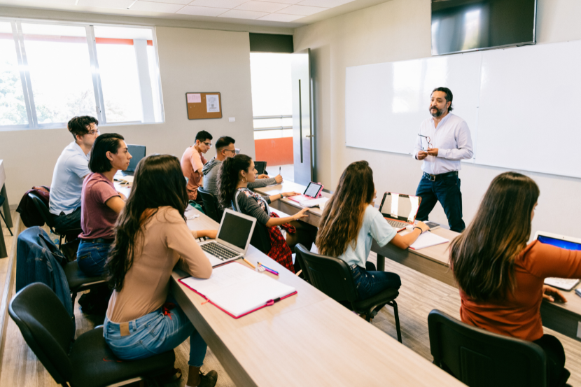 sala de aula aprendendo sobre cidadania e democracia 
