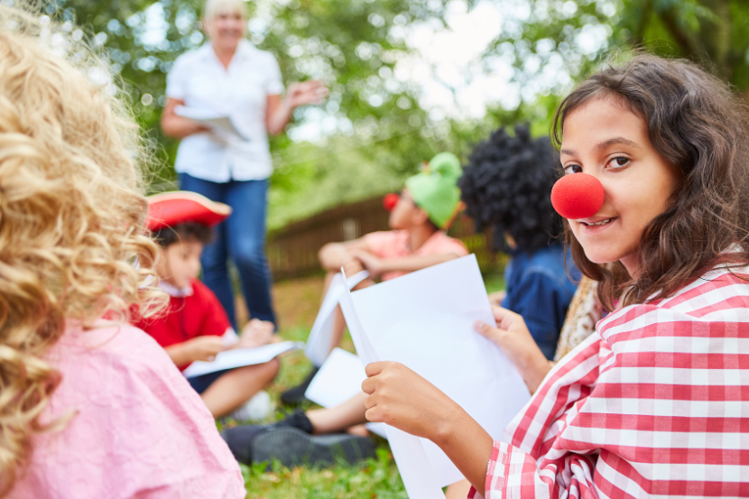 crianças fantasiadas ensaiando teatro
