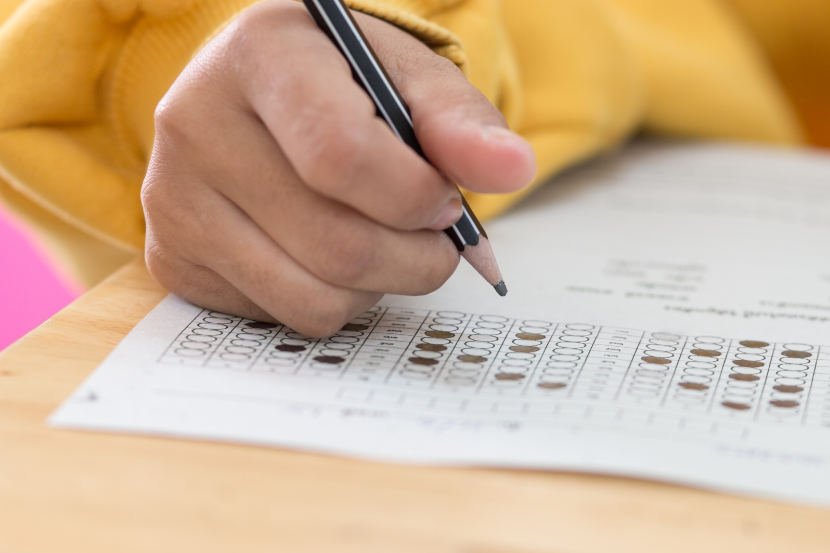 aluno preenchendo gabarito do enem