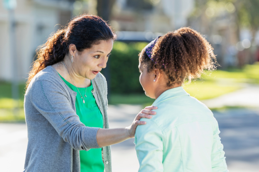 adulto orientando criança com técnica de disciplina positiva
