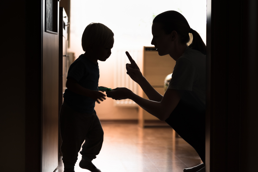 mãe usando disciplina positiva com o filho