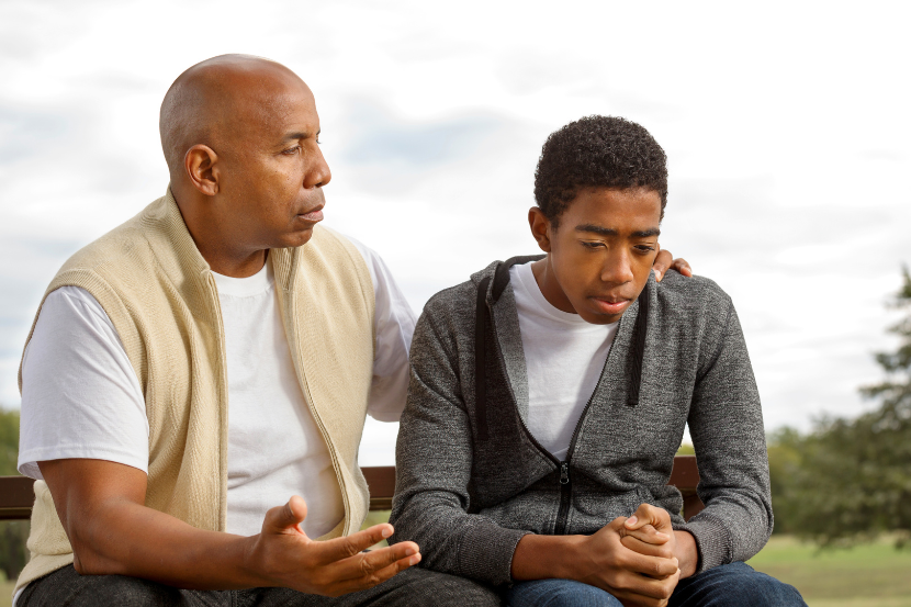 pai conversando com o filho com disciplina positiva