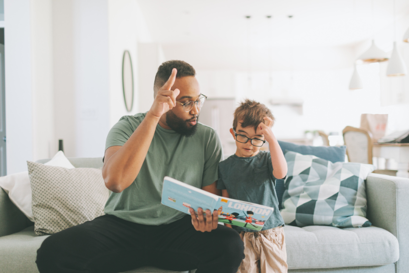 criança aprendendo linguagem de sinais em casa