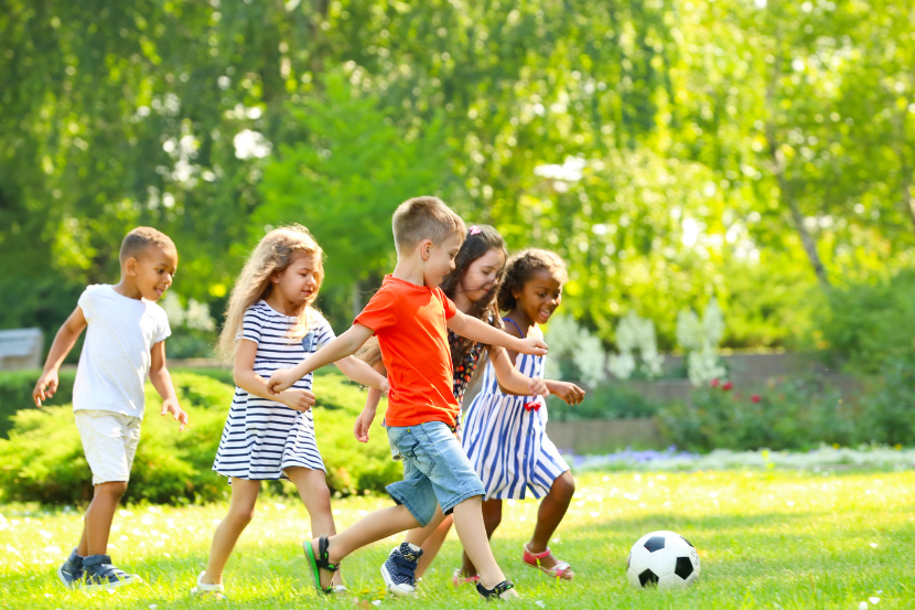 sedentarismo infantil crianças jogando bola ao ar livre