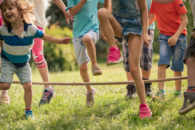 sedentarismo infantil crianças pulando corda