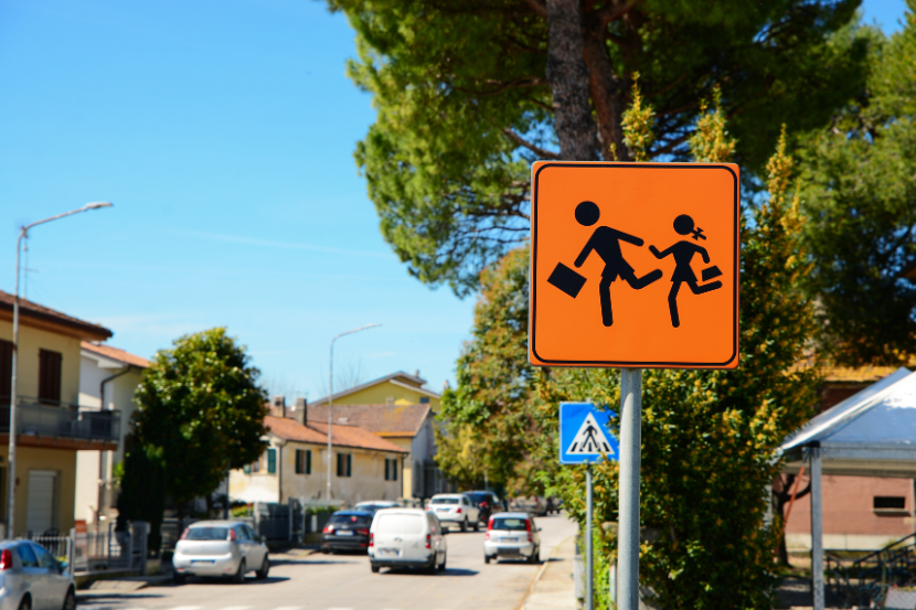 placas de trânsito e faixa de pedestre