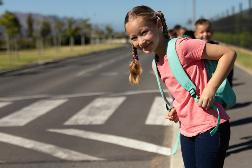 menina olhando a rua antes de atravessar