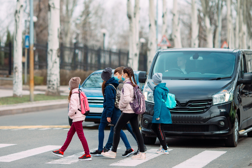 crianças atravessando na faixa