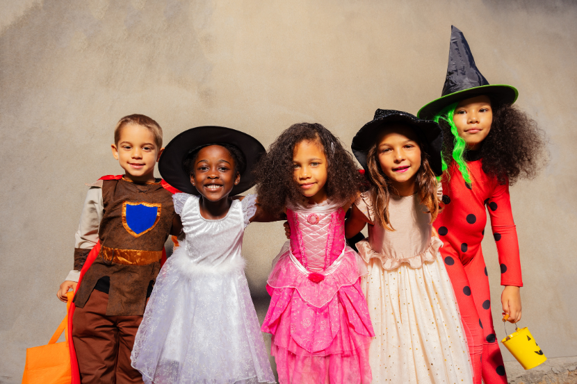 crianças com fantasias de halloween
